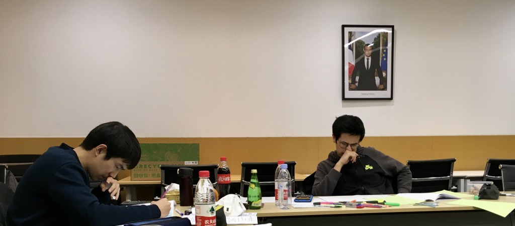 Théo et Pierre-Louis composent pour l’épreuve de Physique-Chimie, sous le regard attentif de notre Président de la République ! 